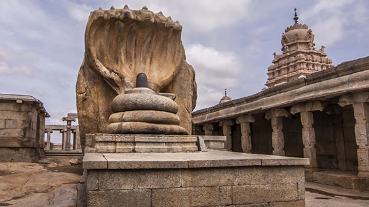 Lepakshi Veerabhadra Temple hanging pillar and monolithic Nandi, Andhra Pradesh near Bangalore