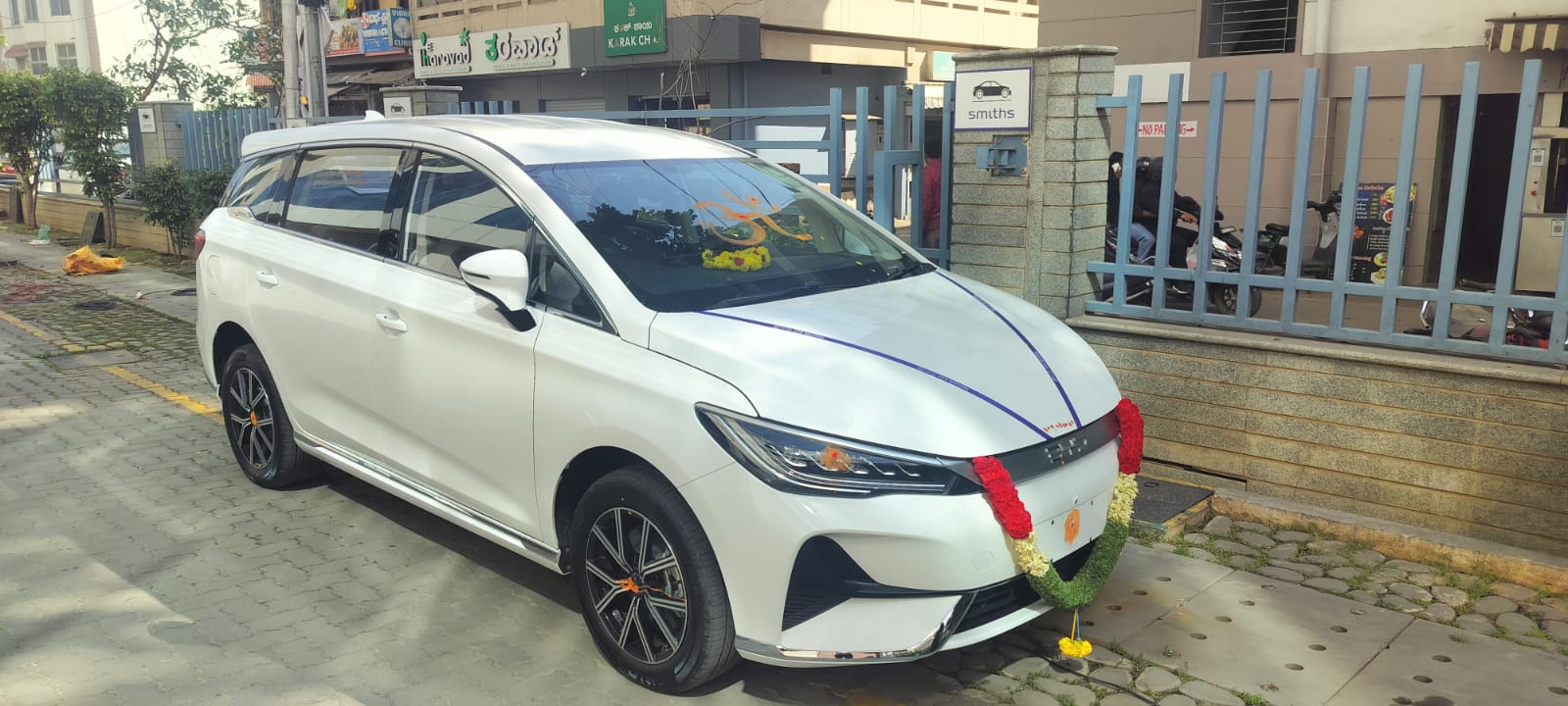 BYD eMax 7 electric cab near Bangalore Airport – exterior front view